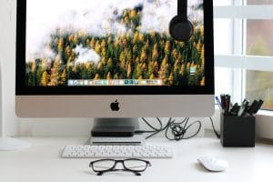 apple desktop computer on desk